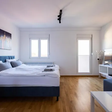 Altina Connect - New, Parking, Netflix