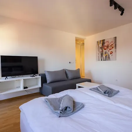 Altina Connect - New, Parking, Netflix *