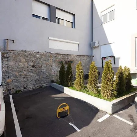 Altina Connect - New, Parking, Netflix