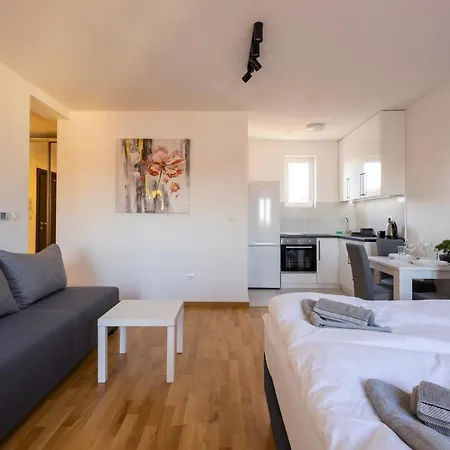 Altina Connect - New, Parking, Netflix *